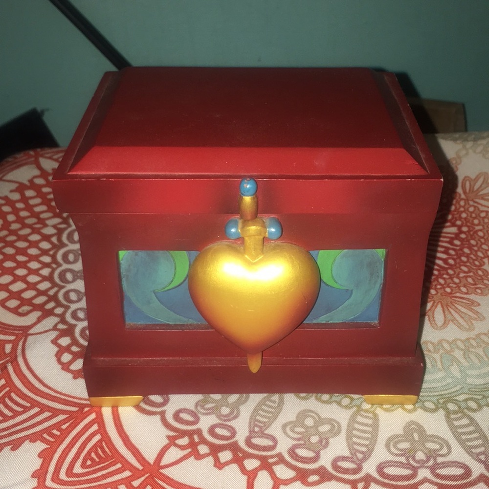 Snow White collectors item poison Apple